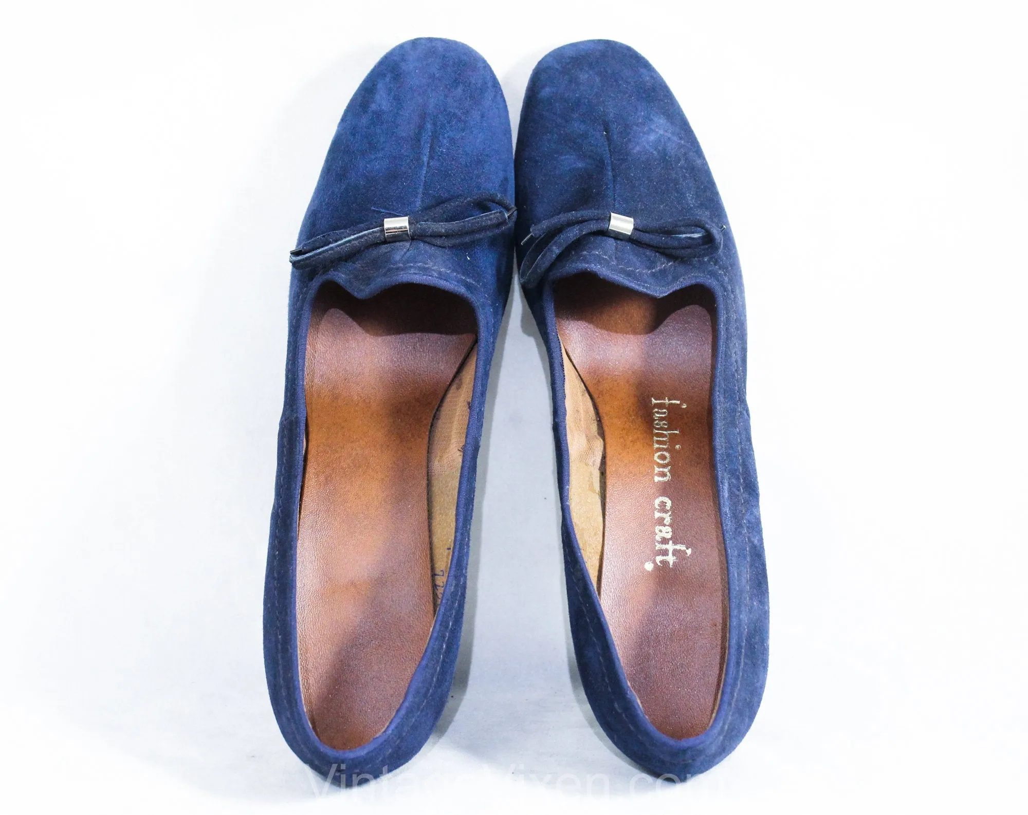 Size 7 Blue Suede Shoes - Beautiful 1960s Navy Pumps with Silver Bow Detail - 60s NOS Deadstock - Quality Leather Mod Office Wear Heels - 7B