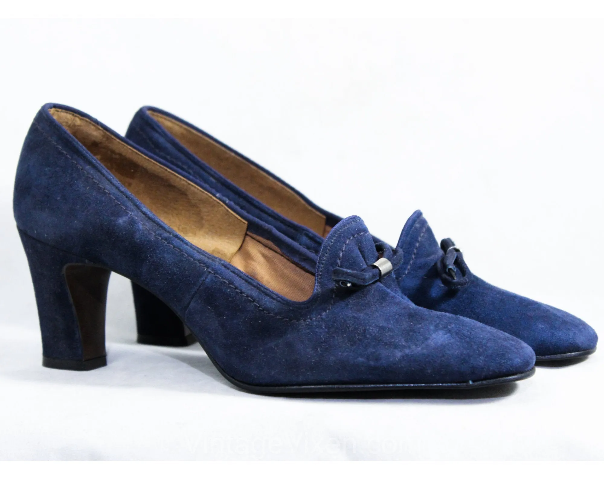 Size 7 Blue Suede Shoes - Beautiful 1960s Navy Pumps with Silver Bow Detail - 60s NOS Deadstock - Quality Leather Mod Office Wear Heels - 7B